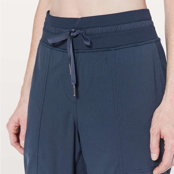 LULULEMON Dance Studio Crop II Unlined 20" True Navy size 2 - Picture 3 of 10